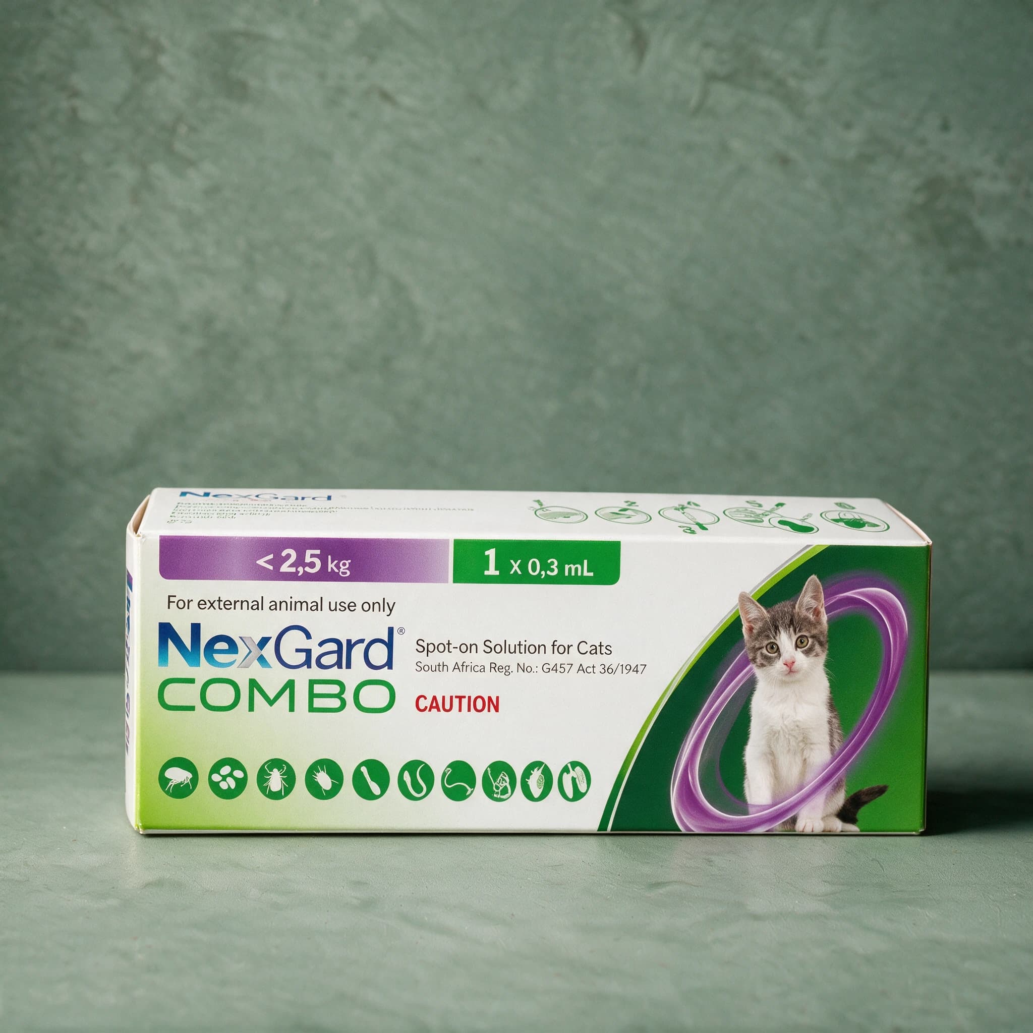 White box of NexGard Combo Spot-on Solution for Cats, 0.8-2.5kg (purple) pack marked '< 2,5 kg, 1 x 0,3 mL', with the NexGard Combo logo, SA registration number G457 Act 36/1947, a row of parasite icons, and a kitten photo with a purple ring graphic on the front panel.